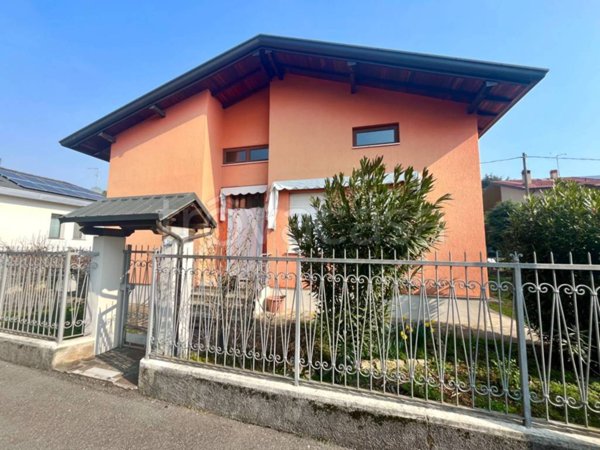 casa indipendente in vendita ad Azzano San Paolo