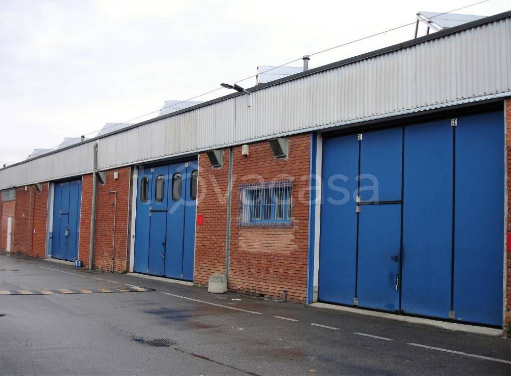 locale commerciale in vendita ad Azzano San Paolo