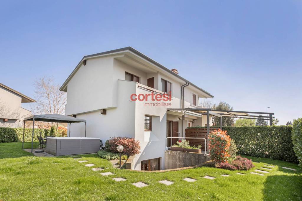 casa indipendente in vendita ad Azzano San Paolo