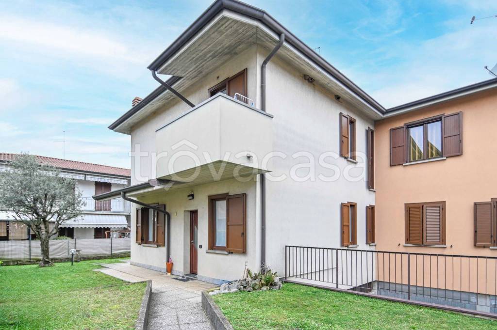 casa indipendente in vendita ad Azzano San Paolo