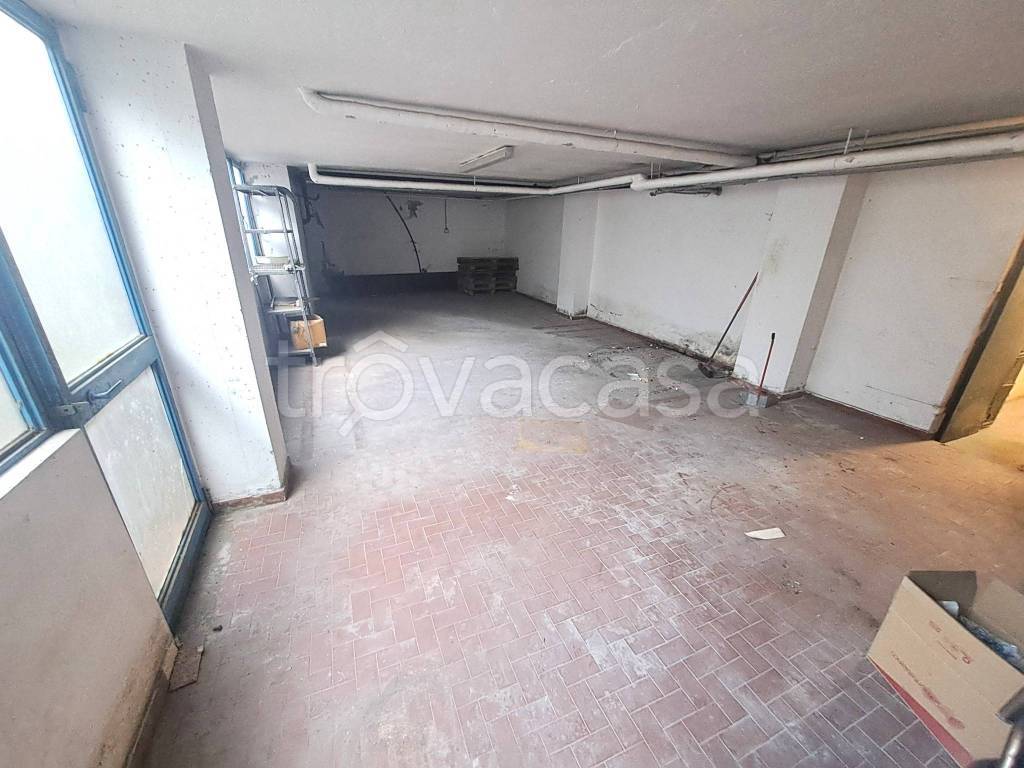locale commerciale in vendita ad Azzano San Paolo