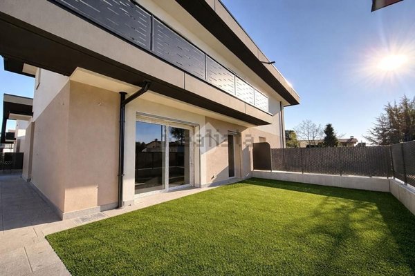 casa indipendente in vendita ad Azzano San Paolo