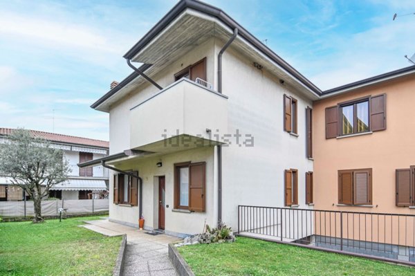 casa indipendente in vendita ad Azzano San Paolo