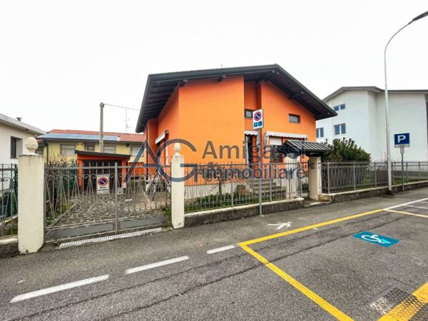 casa indipendente in vendita ad Azzano San Paolo