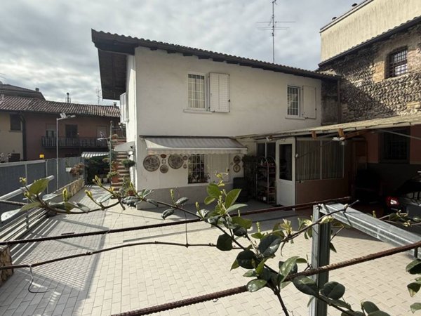 casa indipendente in vendita ad Azzano San Paolo