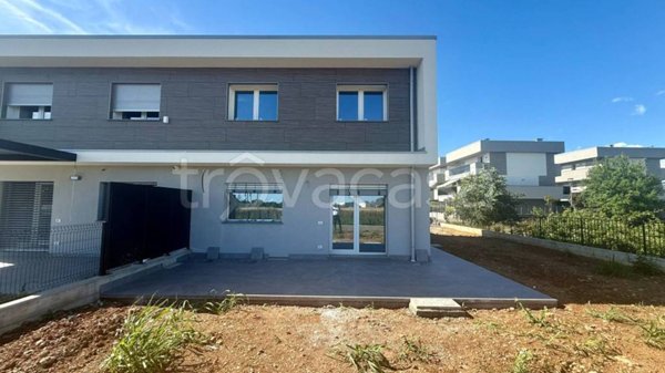 casa indipendente in vendita ad Azzano San Paolo