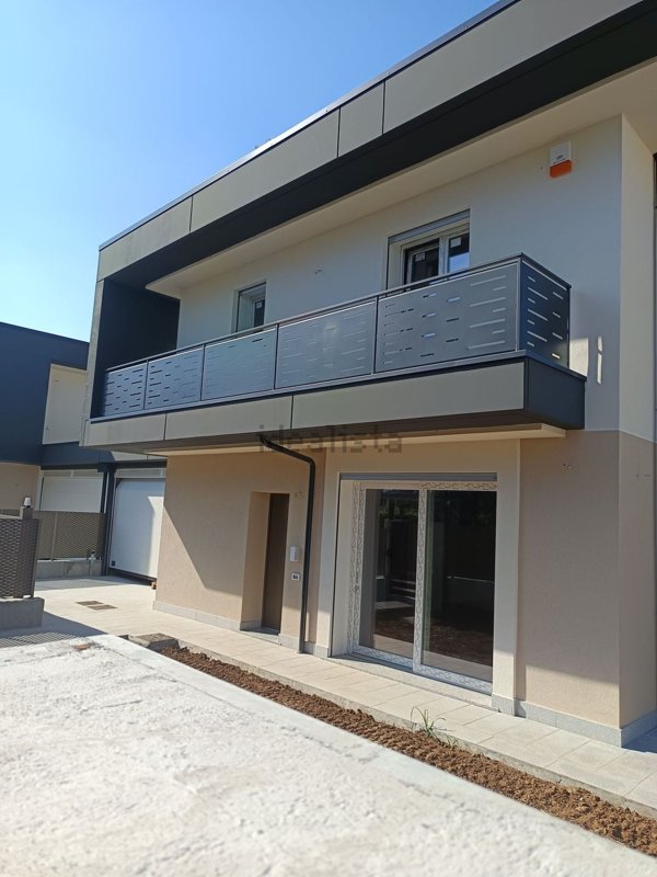 casa indipendente in vendita ad Azzano San Paolo