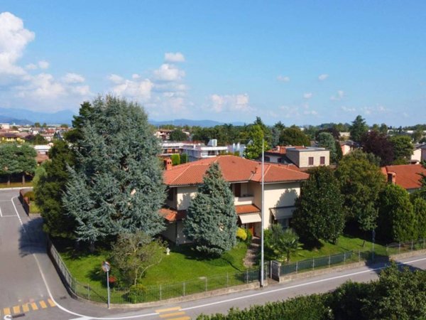 casa indipendente in vendita ad Azzano San Paolo