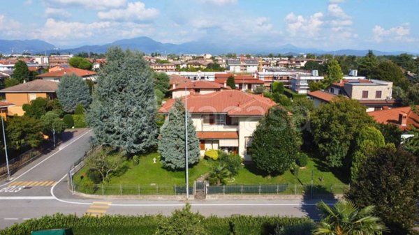 casa indipendente in vendita ad Azzano San Paolo