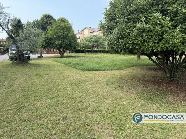 terreno edificabile in vendita ad Azzano San Paolo