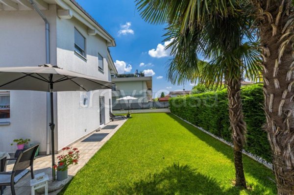 casa indipendente in vendita ad Azzano San Paolo