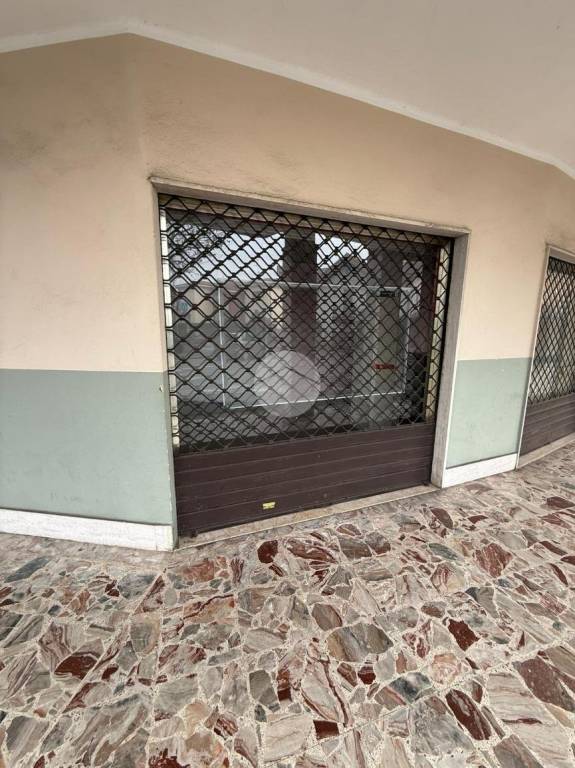 negozio in vendita ad Azzano San Paolo
