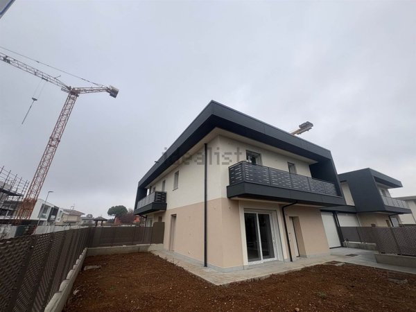 casa indipendente in vendita ad Azzano San Paolo