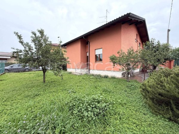 casa indipendente in vendita ad Azzano San Paolo