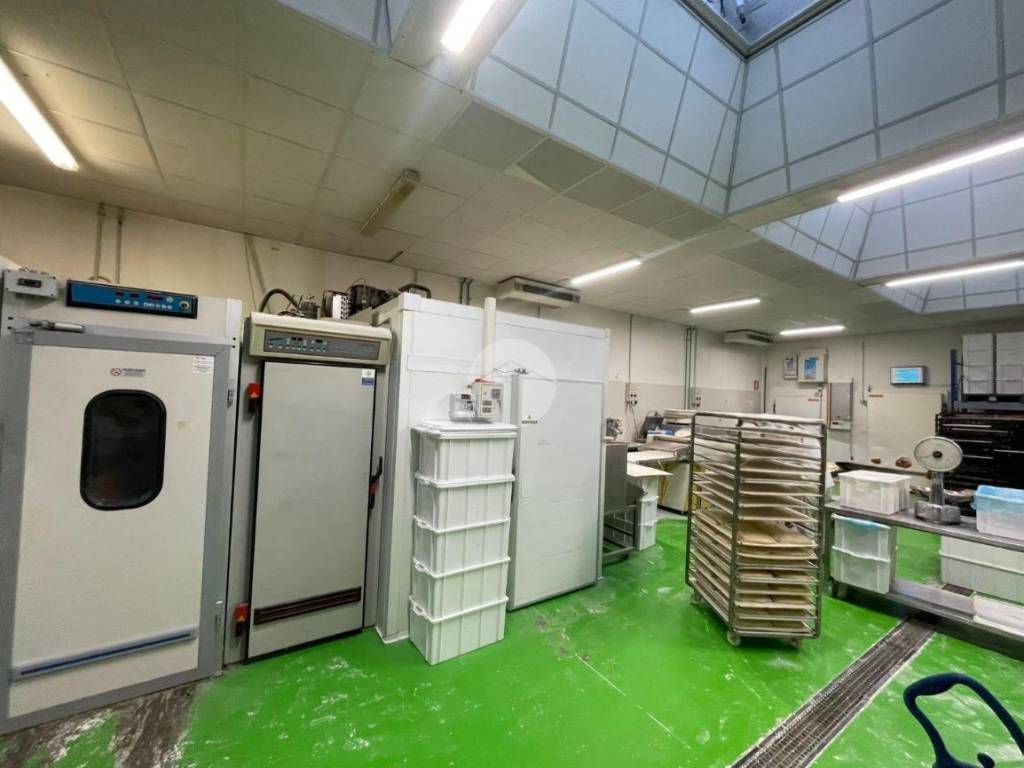locale commerciale in vendita ad Azzano San Paolo