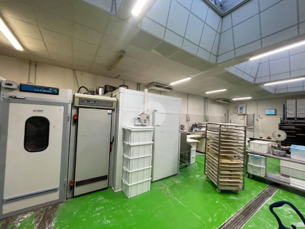 locale commerciale in vendita ad Azzano San Paolo