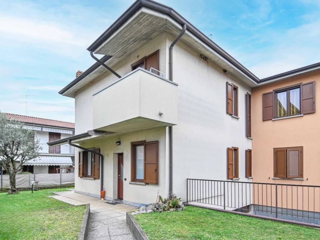 casa indipendente in vendita ad Azzano San Paolo