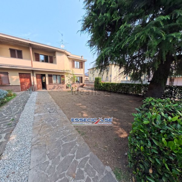 casa indipendente in vendita ad Azzano San Paolo
