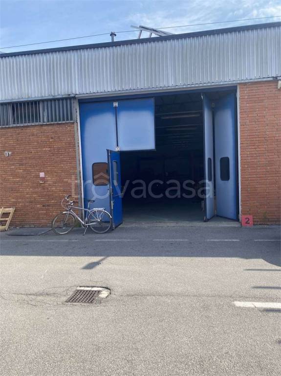 locale commerciale in vendita ad Azzano San Paolo
