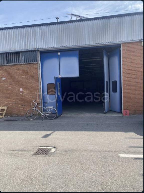 locale commerciale in vendita ad Azzano San Paolo