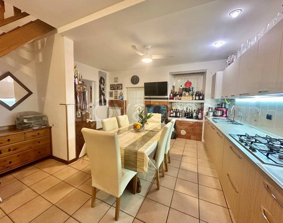 casa indipendente in vendita ad Azzano San Paolo