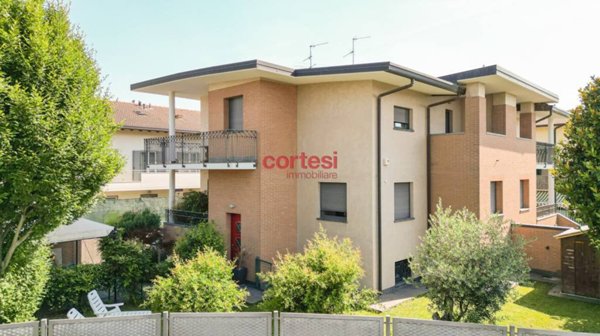 casa indipendente in vendita ad Azzano San Paolo