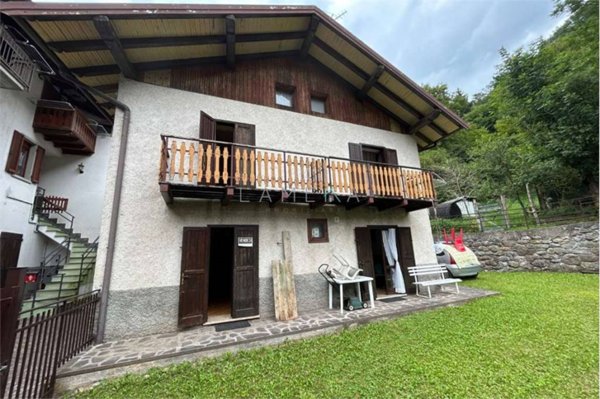 casa indipendente in vendita ad Azzone in zona Dezzo