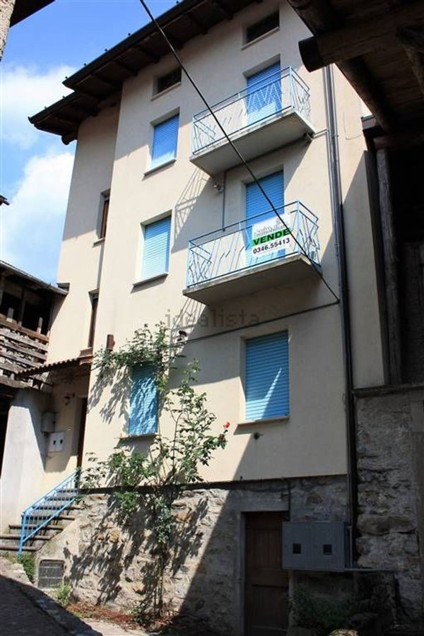 casa semindipendente in vendita ad Azzone