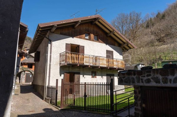 casa indipendente in vendita ad Azzone in zona Dezzo