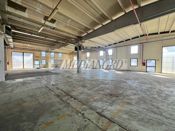 locale commerciale in vendita a Bagnatica