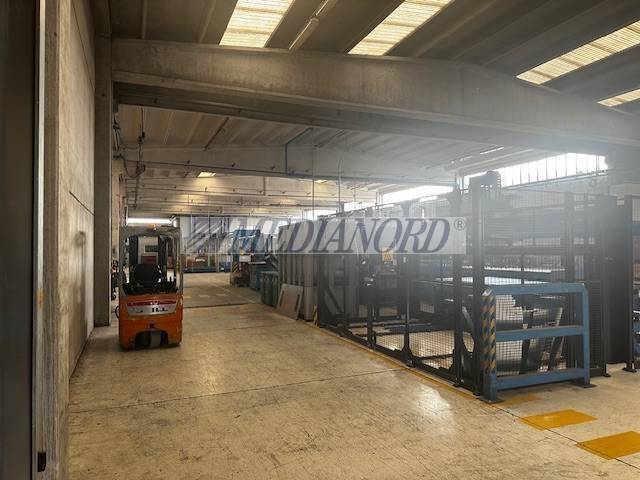 locale commerciale in vendita a Bagnatica