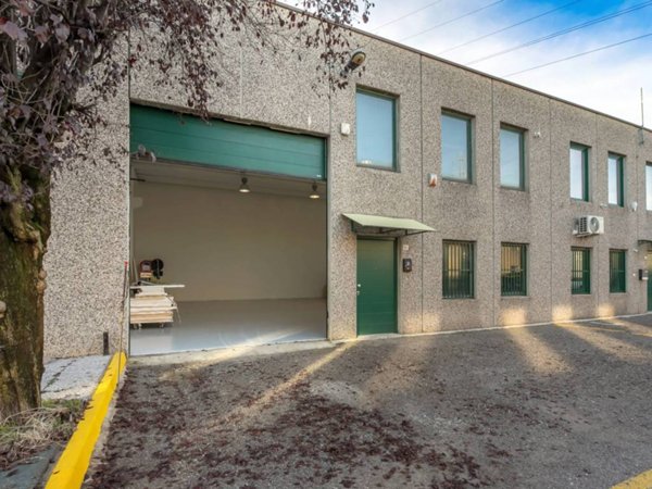 locale commerciale in vendita a Bagnatica