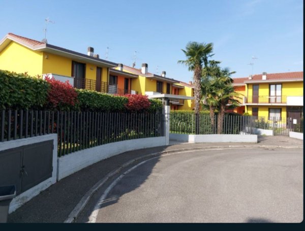 casa indipendente in vendita a Bagnatica