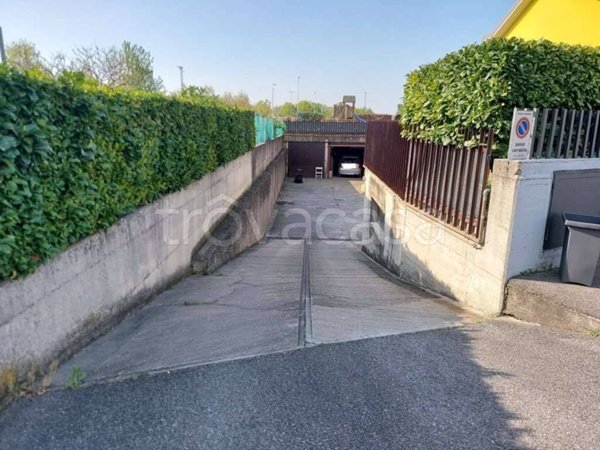 locale di sgombero in vendita a Bagnatica