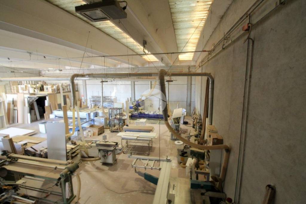 locale commerciale in vendita a Barbata