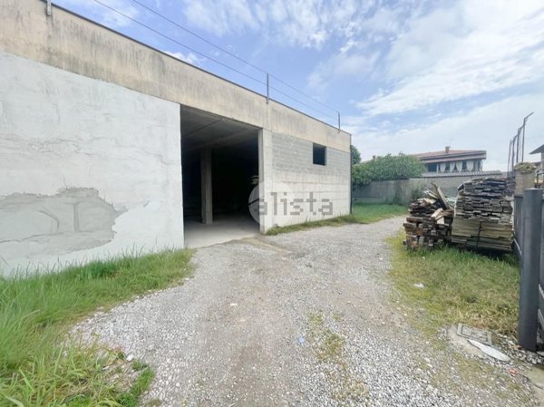 capannone in vendita a Barbata