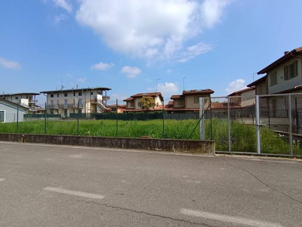 terreno edificabile in vendita a Bariano