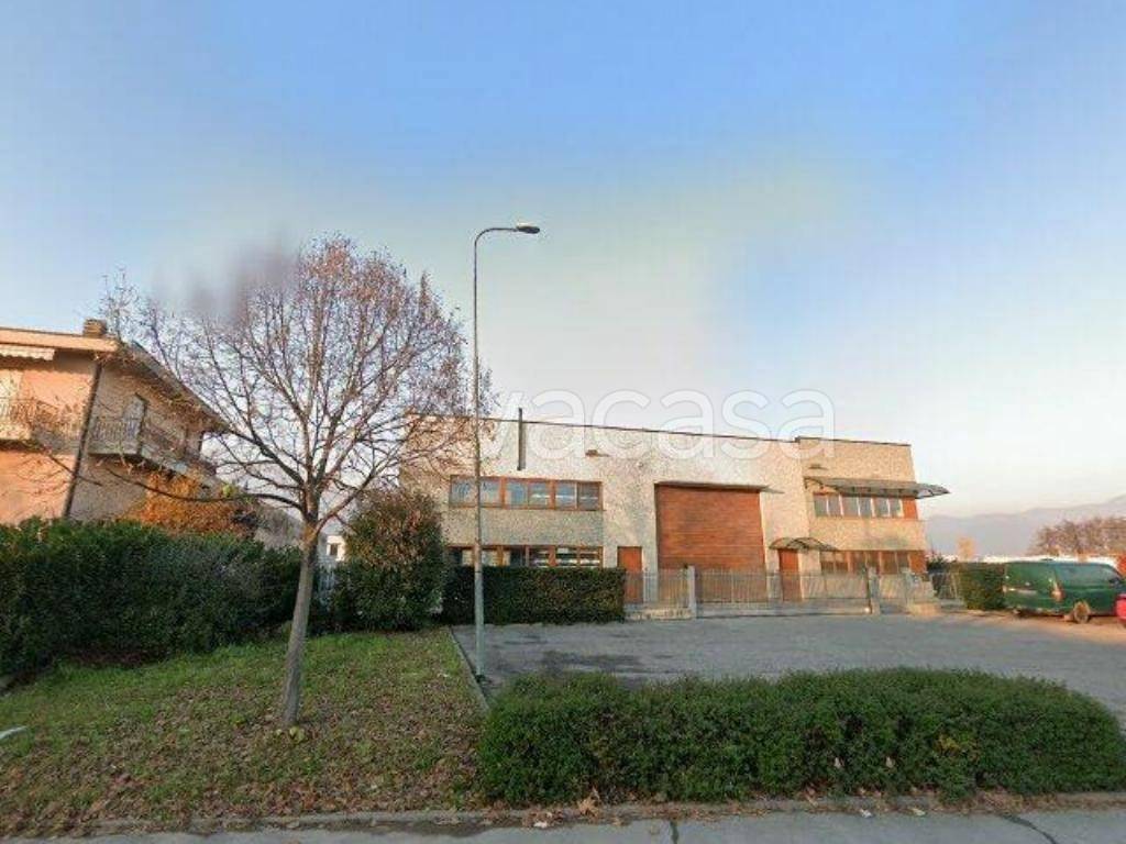 locale commerciale in vendita a Barzana