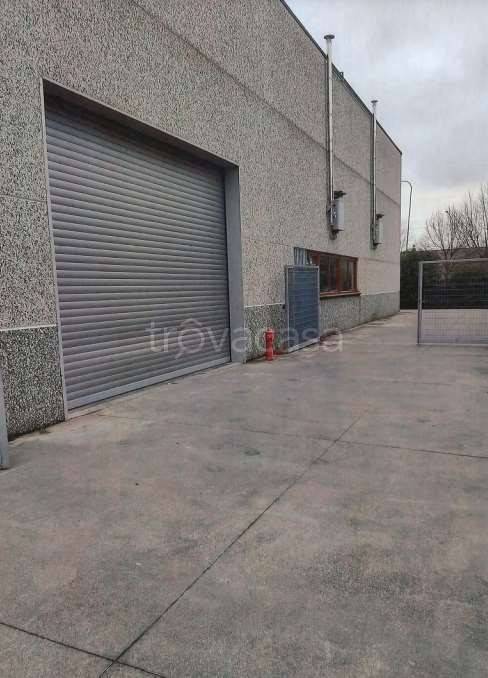 capannone in vendita a Barzana