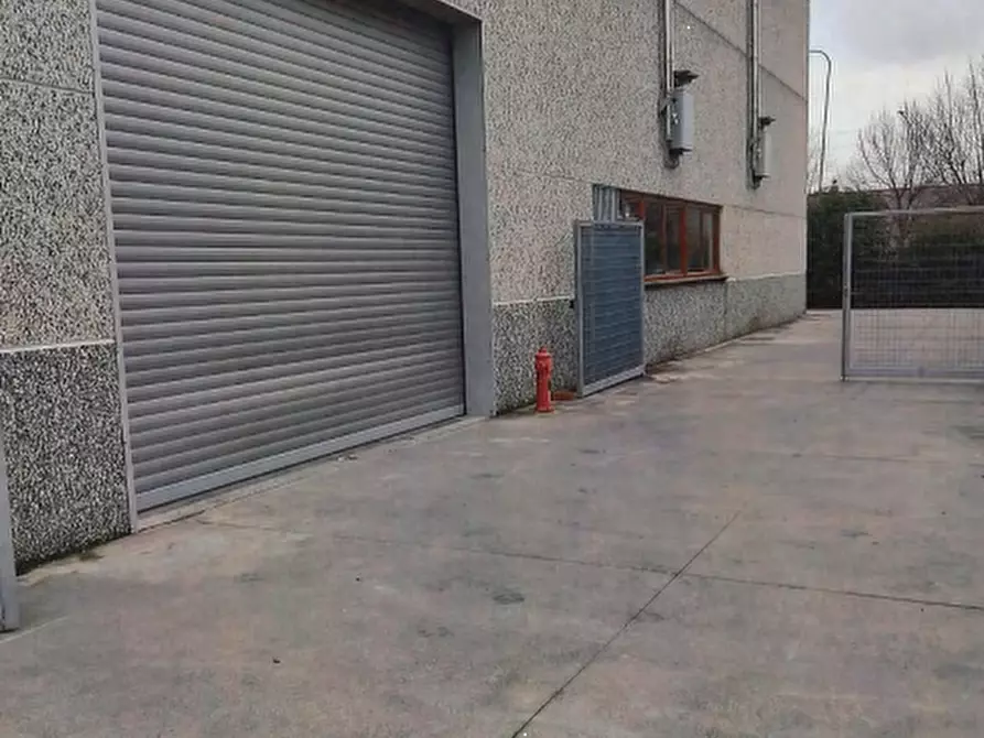 capannone in vendita a Barzana