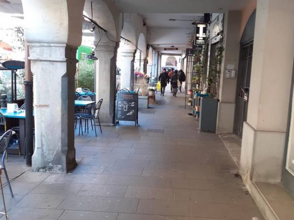 negozio in vendita a Bergamo in zona Borgo Palazzo