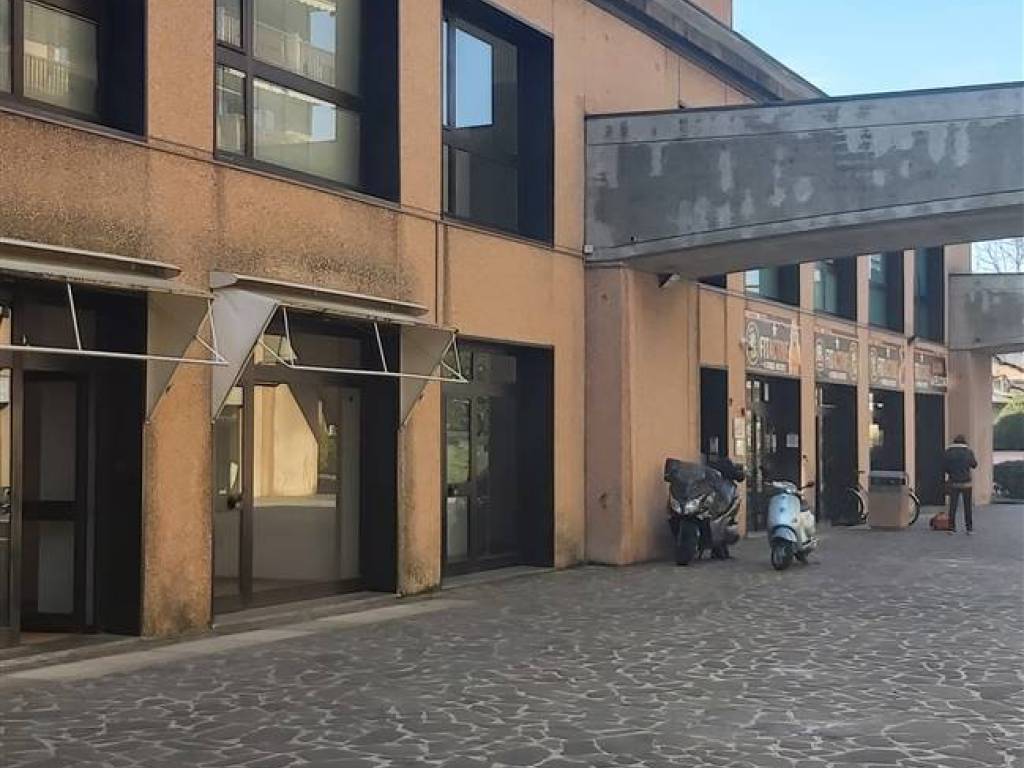 negozio in vendita a Bergamo in zona Monterosso