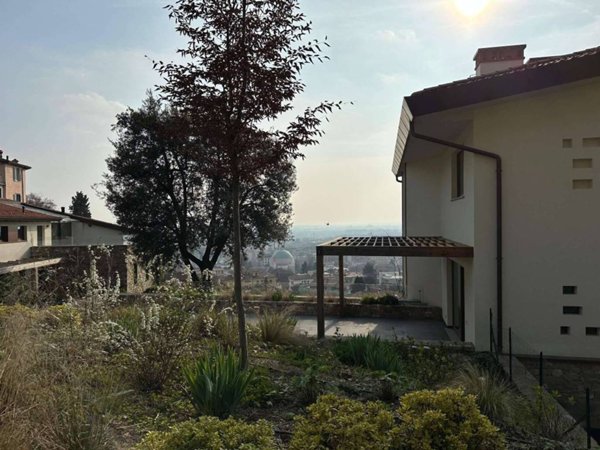 casa indipendente in vendita a Bergamo in zona Borgo Palazzo