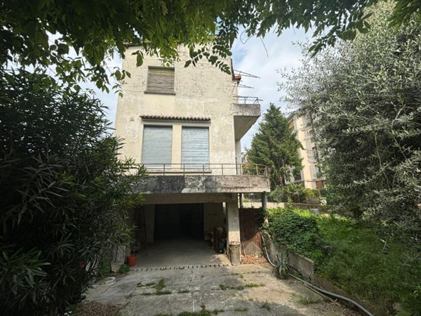 casa indipendente in vendita a Bergamo in zona Conca Fiorita