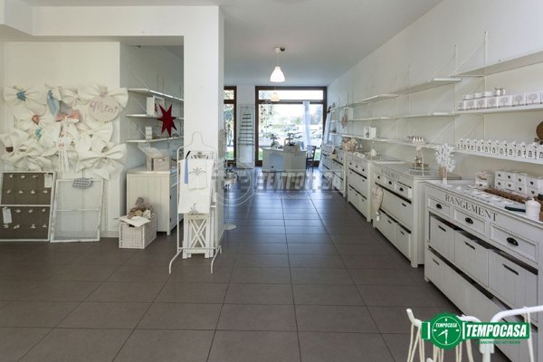 negozio in vendita a Bergamo in zona Villaggio degli Sposi