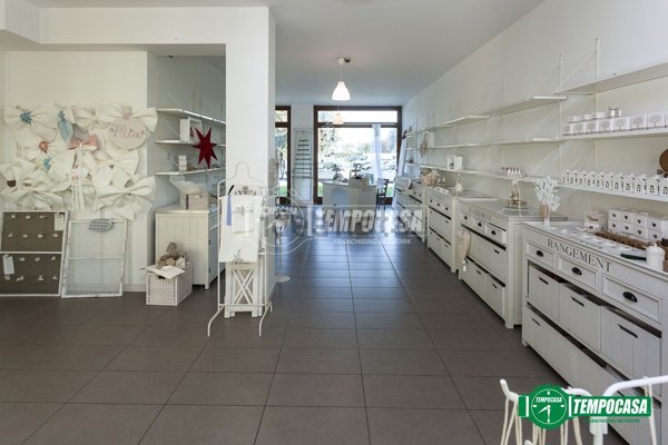 negozio in vendita a Bergamo in zona Villaggio degli Sposi