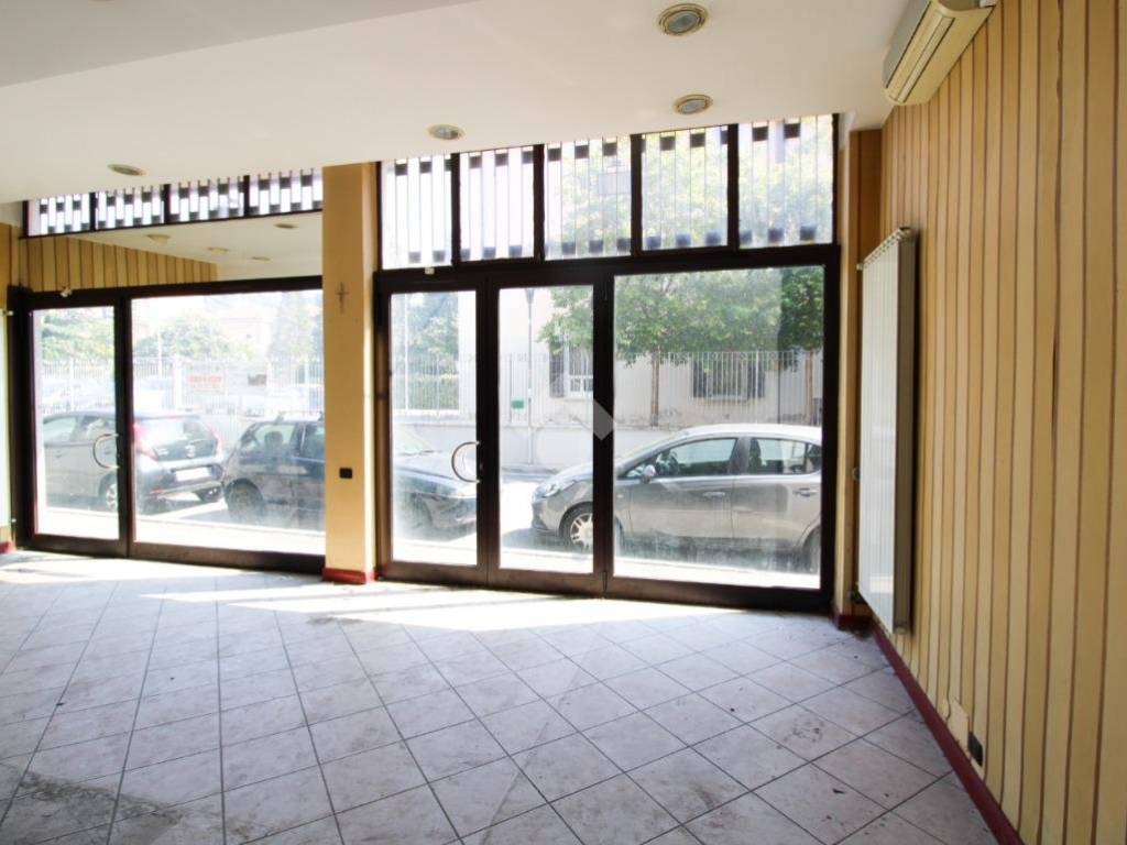 negozio in vendita a Bergamo in zona Longuelo