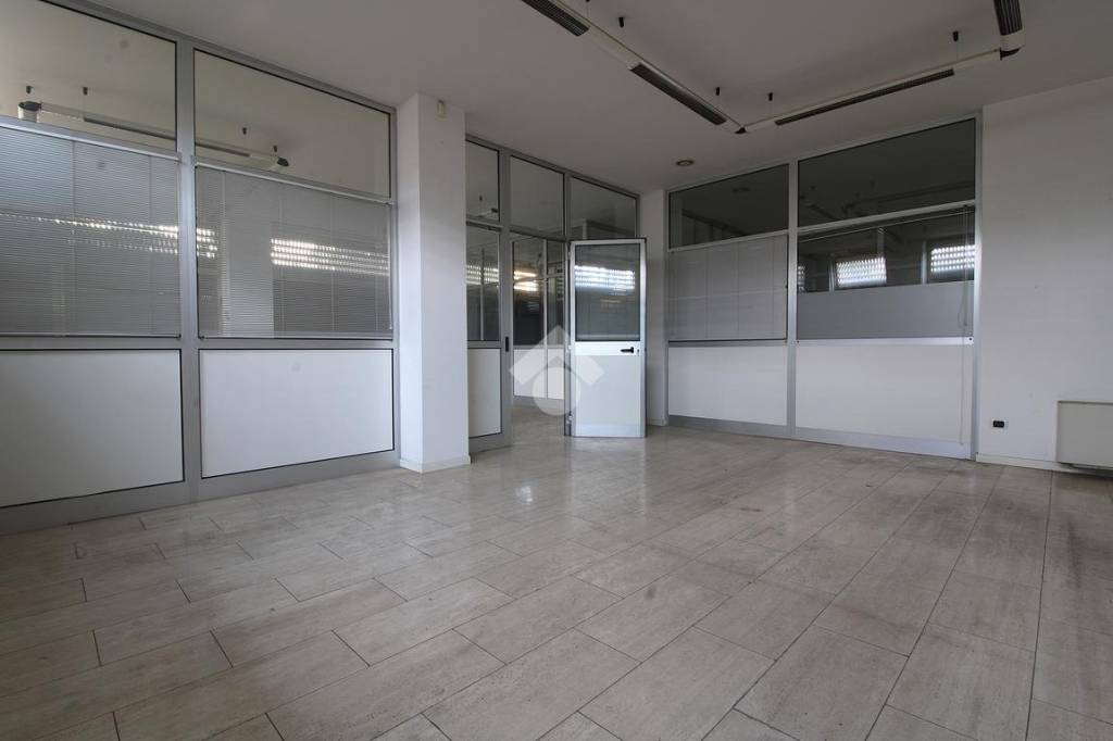 ufficio in vendita a Bergamo in zona Colognola