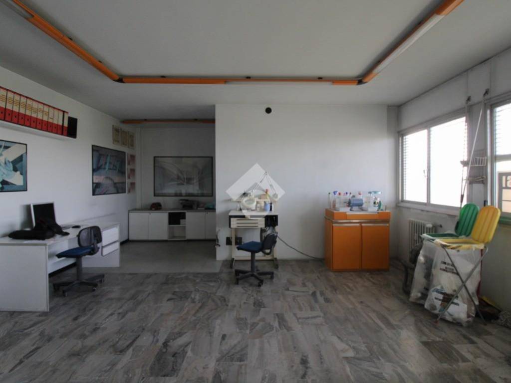 ufficio in vendita a Bergamo in zona Longuelo