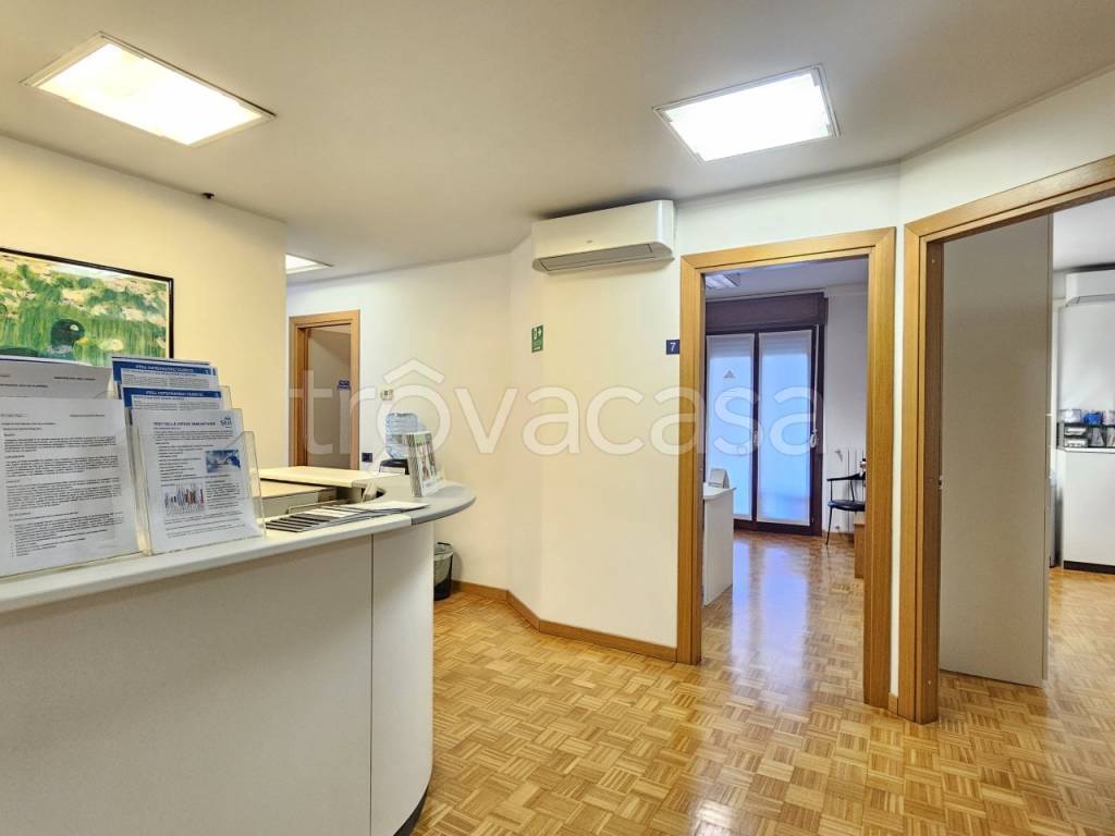 ufficio in vendita a Bergamo in zona Redona